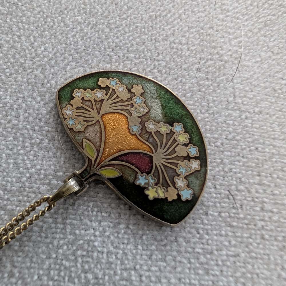 Elegant Floral Pendant Necklace